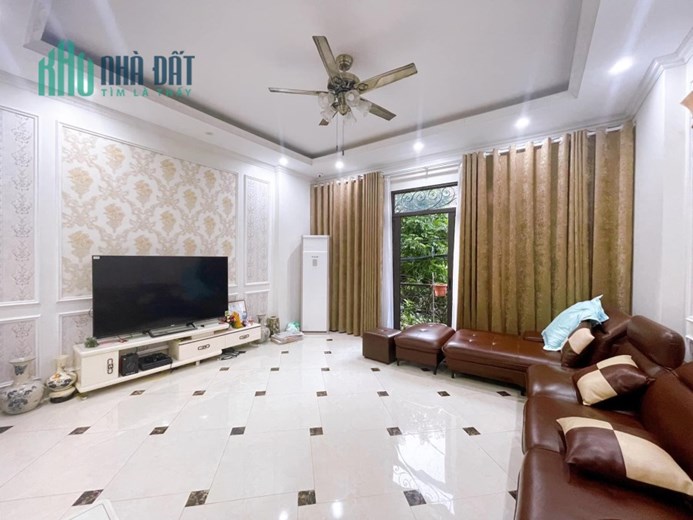Phố VIP Văn Cao, 2 thoáng, mới đẹp, ngõ nông, ba gác tránh, 41m sổ, 5 tầng, 4.3 tỷ