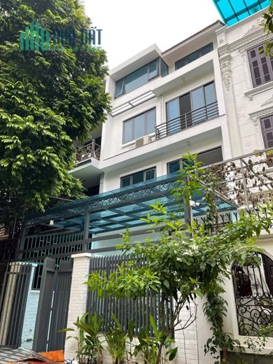 BIỆT THỰ VIP CẦU GIẤY - Ô TÔ TRÁNH - VỈA HÈ - GARA SÂN VƯỜN - NHỈNH 200 TR / M2