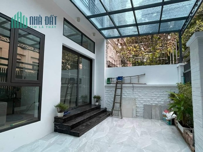 BIỆT THỰ VIP CẦU GIẤY - Ô TÔ TRÁNH - VỈA HÈ - GARA SÂN VƯỜN - NHỈNH 200 TR / M2