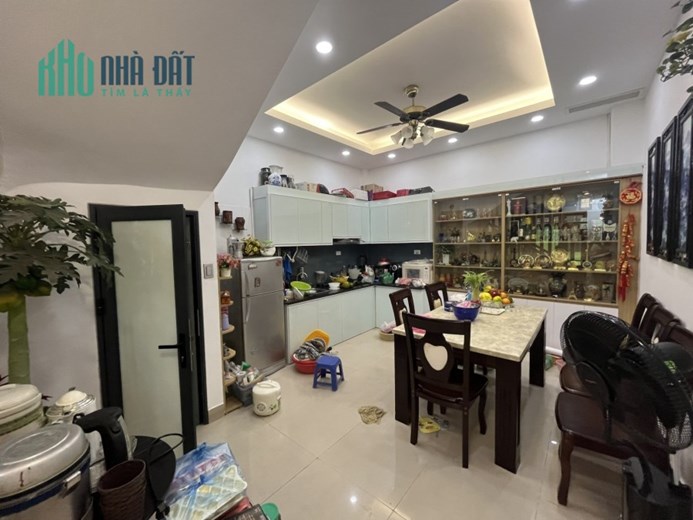 Bán nhà Ngọc Thuỵ, Dt 50m, nhà 3 tầng giá hơn 5 tỷ.