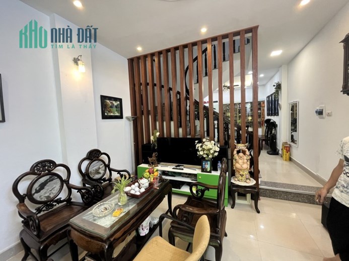 Bán nhà Ngọc Thuỵ, Dt 50m, nhà 3 tầng giá hơn 5 tỷ.
