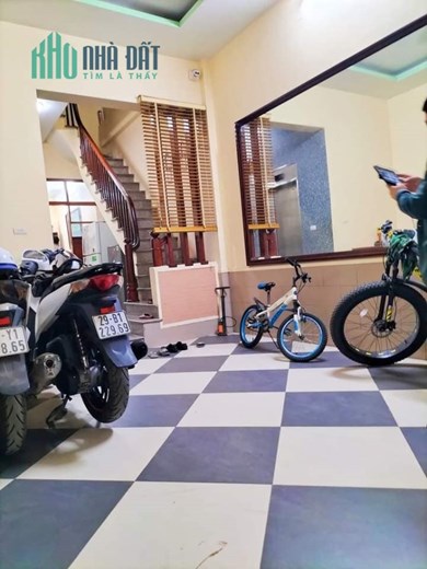Bán căn nhà 65m2 Mặt phố Nghi Tàm, Tây Hồ Gara Ô tô Kinh doanh vô đối 15.5 Tỷ
