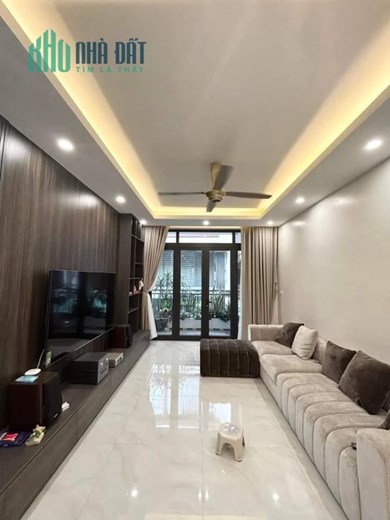 Bán nhà hiếm, đẹp, nội thất nhà phân lô Trần Quốc Hoàn, sử dụng 60m2, 5 tầng, ô tô, nhỉnh 12 tỷ