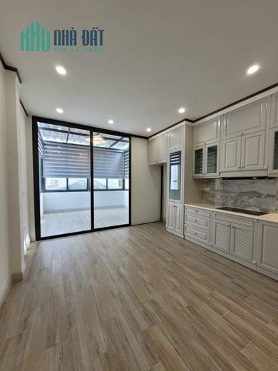Bán nhà hiếm, đẹp, nội thất nhà phân lô Trần Quốc Hoàn, sử dụng 60m2, 5 tầng, ô tô, nhỉnh 12 tỷ
