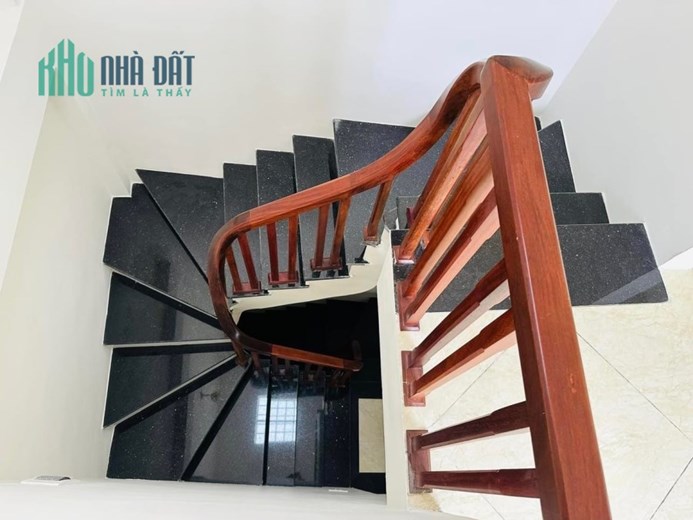 Bán nhà Thanh Nhàn , Giá giảm chào 300tr , 46m2 , mặt tiền 6,2m , chỉ 3,7 tỷ , 10m ra ngõ ô tô tránh