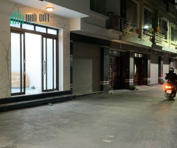 Bán nhà ngõ 254 Văn Cao, ngõ ô.tô đỗ cửa, diện tích 80m 5 tầng GIÁ 6.6 tỉ