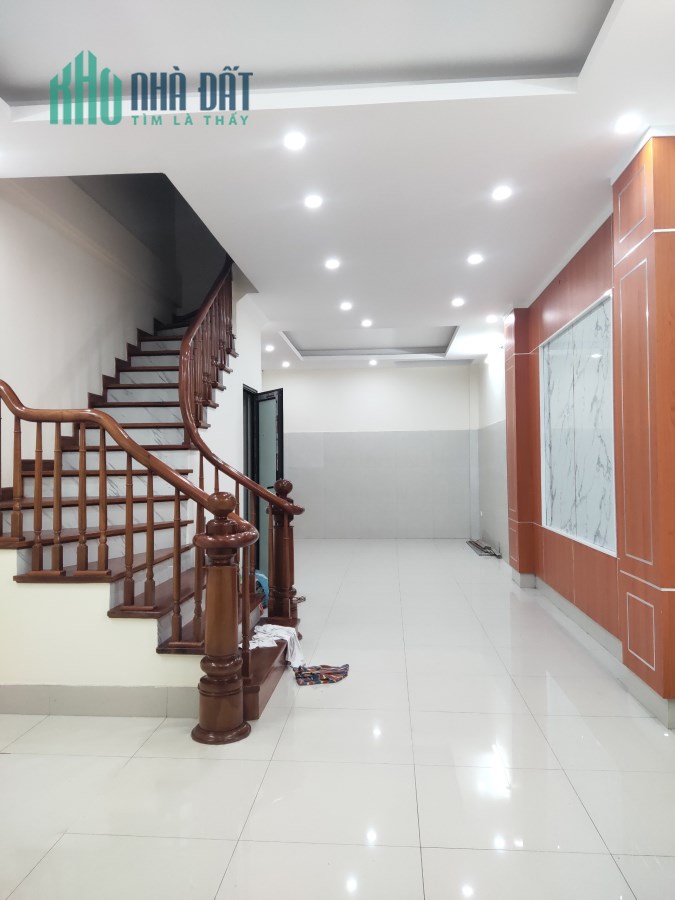 Bán nhà Hoàng Quốc Việt, Võ Chí Công dt 55 m² x 5 t 7 ngủ khép kín giá bán 5.9 tỷ.