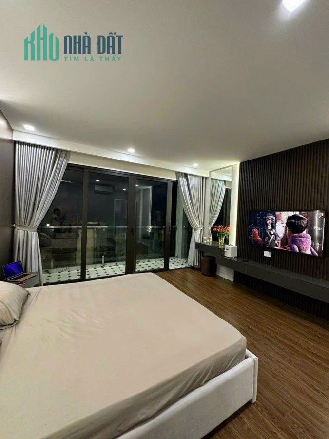 bán nhà Nguyễn Văn Cừ 92m x6 tầng, gara, thang máy, tặng full nội thất