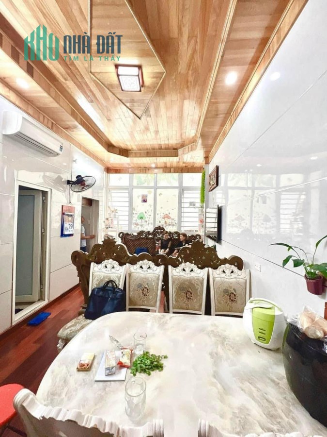 Nhà Phố Láng 32m2 5 tầng. Ngõ rộng thoáng sạch sẽ, 3 bước chân lên Ga Láng nhỉnh 3 tỷ