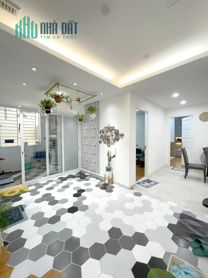 💥Chung cư 137 Nguyễn Ngọc Vũ 123m2, 3PN, tặng hết Nội thất cao cấp, Slot Ô tô, hơn 4 tỷ💥