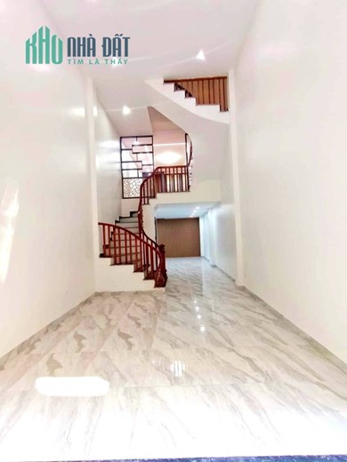 Bán nhà phố Hoa Bằng, Cầu Giấy, 40m2, 5 tầng, 20m ra ô tô tránh, tặng nội thất, giá 5.7 tỷ