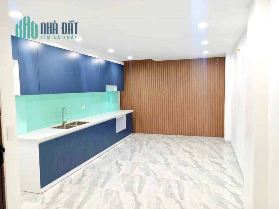 Bán nhà phố Hoa Bằng, Cầu Giấy, 40m2, 5 tầng, 20m ra ô tô tránh, tặng nội thất, giá 5.7 tỷ