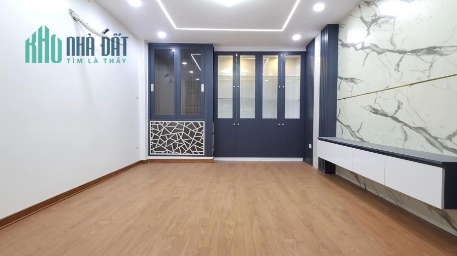 Bán nhà phố Hoa Bằng, Cầu Giấy, 40m2, 5 tầng, 20m ra ô tô tránh, tặng nội thất, giá 5.7 tỷ