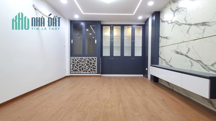 Bán nhà phố Hoa Bằng, Cầu Giấy, 40m2, 5 tầng, 20m ra ô tô tránh, tặng nội thất, giá 5.7 tỷ