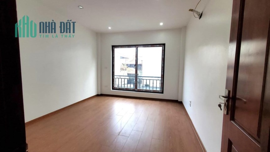Bán nhà phố Hoa Bằng, Cầu Giấy, 40m2, 5 tầng, 20m ra ô tô tránh, tặng nội thất, giá 5.7 tỷ