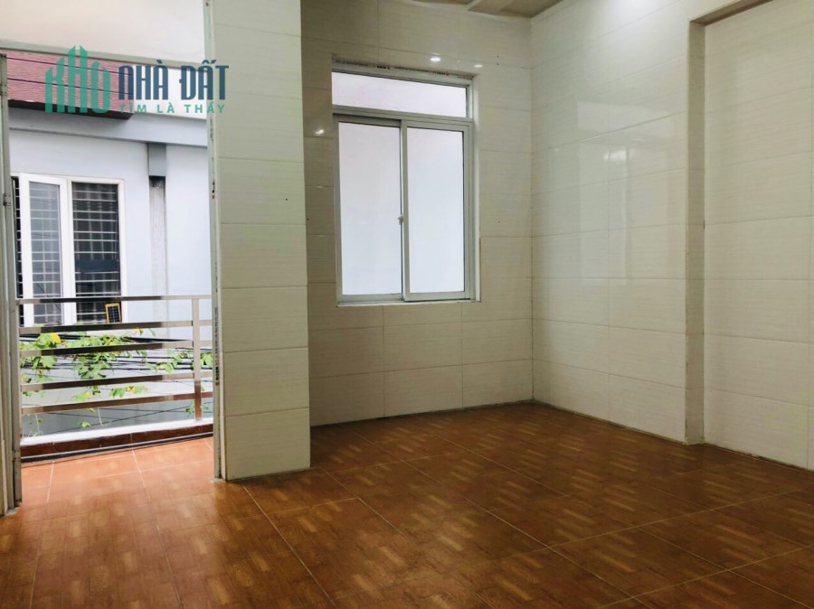 Bán nhà đường Thiên Lôi, 48m 3 tầng sân cổng riêng, GIÁ 2.55 tỉ, ngõ cực nông
