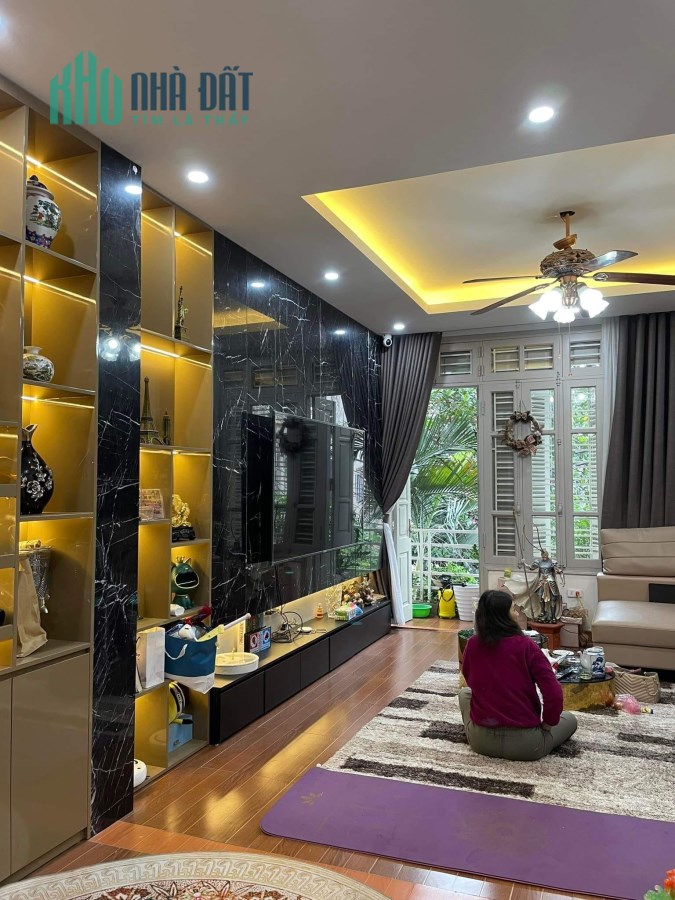 Bán ngôi nhà 101m2 phố Nguyễn Văn Cừ, Long Biên Gara Ô tô Thang máy XỊN Kinh doanh 13.5 Tỷ