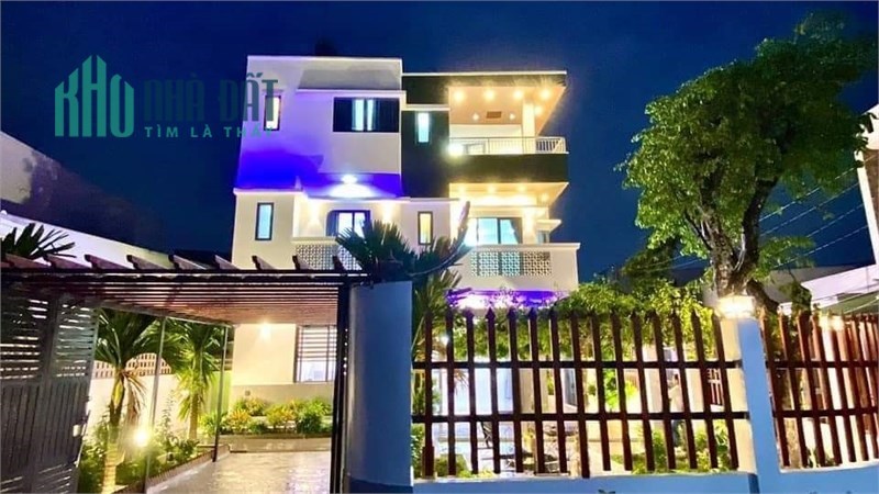 Biệt Thự Sân Vườn Hóc Môn, 240m2, 3 tầng, mới 100%, chỉ 10.5 tỷ