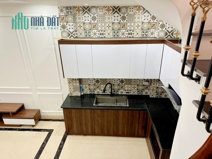 NHÀ MỚI ĐẸP NGÃ TƯ PHỐ BẠCH MAI TIẾP GIÁP 4 TUYẾN PHỐ LỚN GẦN CHỢ MƠ DT:35M2 5 TẦNG 3 NGỦ MT:4M CHỈ