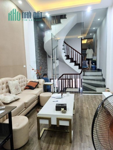 BÁN NHÀ PHẠM VĂN ĐỒNG CẠNH BỘ CÔNG AN, SÁT CHỖ ĐỂ XE, 48m2, 5,550 tỷ