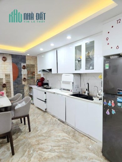 BÁN NHÀ PHẠM VĂN ĐỒNG CẠNH BỘ CÔNG AN, SÁT CHỖ ĐỂ XE, 48m2, 5,550 tỷ