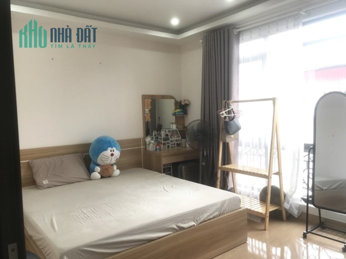 Cho thuê nhà 5 tầng full đồ Văn Cao 18 tr