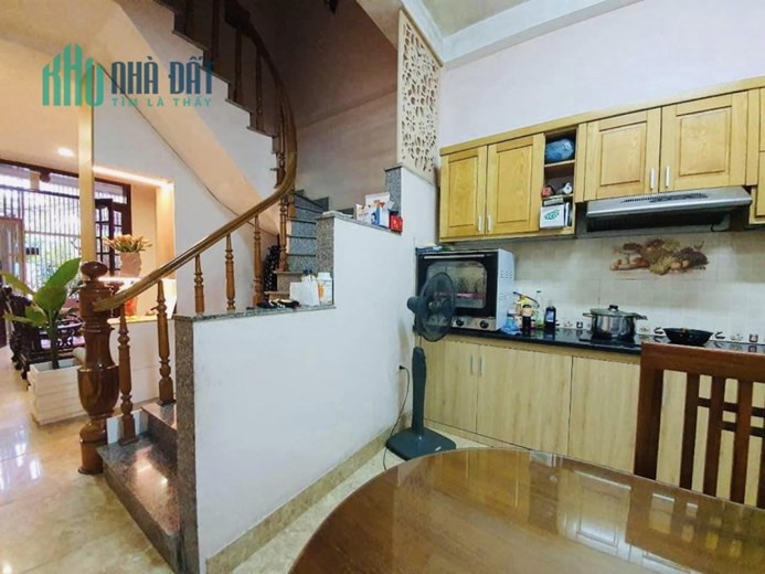 Bán nhà trung tâm Cầu Giấy Đống Đa, ô tô đỗ cửa, soi bóng bên hồ, 2 mặt ngõ, 7.99 tỷ