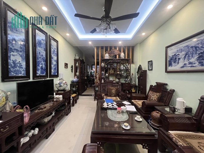 Bán căn nhà 45m2 phố Nguyễn Văn Cừ, Long Biên Gara Ô tô Thang máy XỊN 6.7 Tỷ