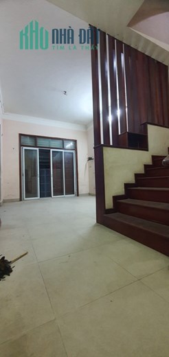 Bán nhà gần mặt phố Ngọc Thuỵ, Dt 100m, Mt 5m, nhà 4 tầng giá hơn 8 tỷ.