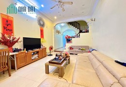 Cho thuê nguyên căn nhà mặt phố KIM MÃ, Ba Đình 80m2, 5 tầng giá 40 triệu. 0912288365