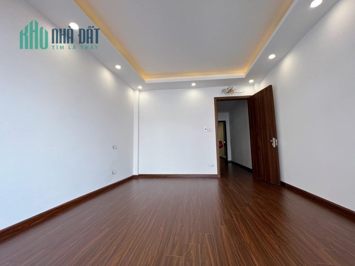 Bán ngôi nhà 45m2 phố Nguyễn Văn Cừ, Long Biên Gara Ô tô XỊN Thang máy 6.7 Tỷ