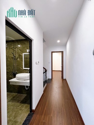 Bán ngôi nhà 45m2 phố Nguyễn Văn Cừ, Long Biên Gara Ô tô đua Thang máy 6.6 Tỷ