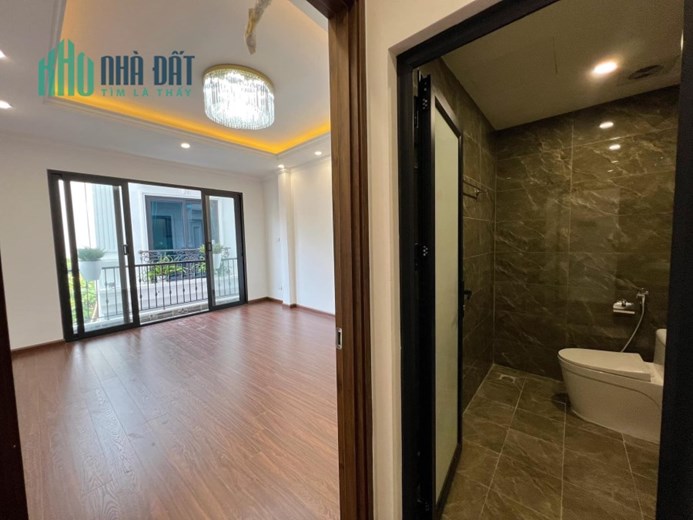 Bán căn nhà 41m2 phố Nguyễn Văn Cừ, Long Biên Gara Ô tô XỊN Thang máy XỊN 6.6 Tỷ