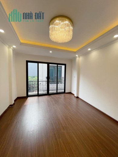 Bán ngôi nhà 41m2 phố Nguyễn Văn Cừ, Long Biên Gara Ô tô 7 chỗ Thang máy Nhập 6.7 Tỷ