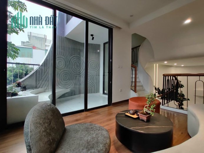 Bán ngôi nhà 39m2 phố Nguyễn Sơn, Long Biên Gara Ô tô phi Thang máy XỊN 5.3 Tỷ