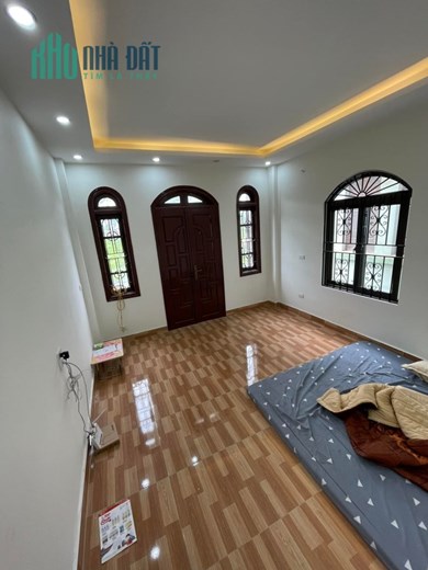 Bán nhà 38m2 phố Nguyễn Sơn, Long Biên Gara Ô tô phi Thang máy 5.2 Tỷ