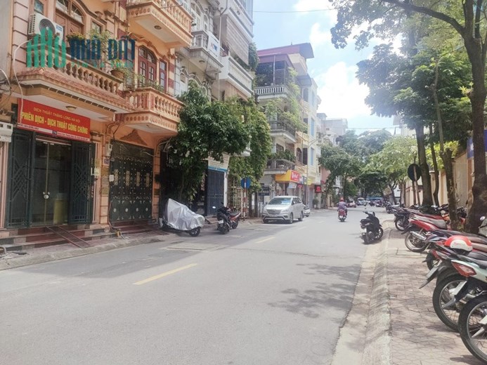 Không thể tin được ! 
Nhà mặt phố Hoàng Quốc việt 3 xe tải tránh mà chỉ nhỉnh 10 tỷ.