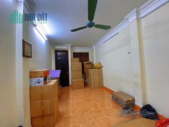 Không thể tin được ! 
Nhà mặt phố Hoàng Quốc việt 3 xe tải tránh mà chỉ nhỉnh 10 tỷ.
