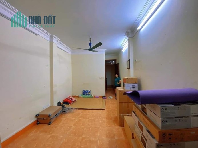 Không thể tin được ! 
Nhà mặt phố Hoàng Quốc việt 3 xe tải tránh mà chỉ nhỉnh 10 tỷ.
