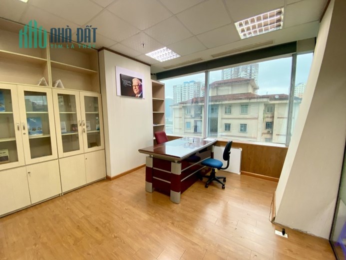 Cần đẩy nhanh cho thuê văn phòng 120m2 đã ngăn vách kính, ốp gỗ đẹp tòa Diamond Flower, Lê Văn Lương