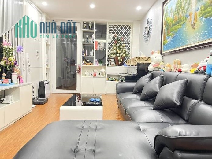 BÁN NHÀ CẦU GIẤY-Ô TÔ ĐỖ CỬA-GẦN PHỐ-NHÀ ĐẸP-AN SINH TỐT- PHÂN LÔ-60M-5T-5PN
