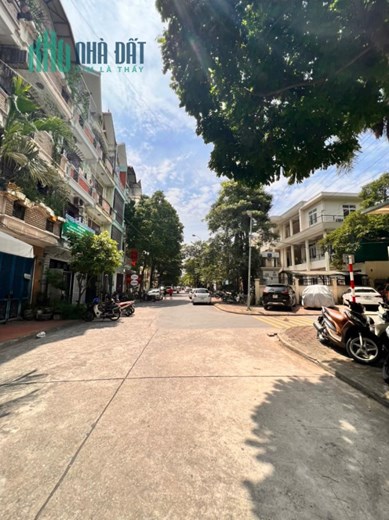 105MX4T NGUYỄN CƠ THẠCH KINH DOANH CĂN GÓC 3 Ô TÔ TRÁNH