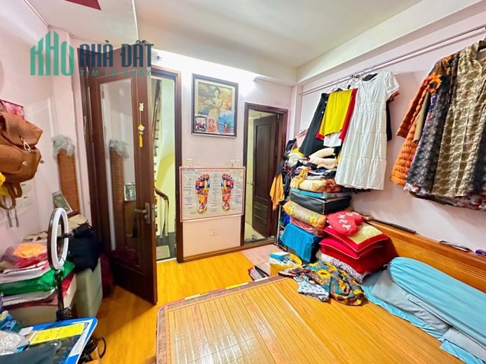 Bán nhà Ngã Tư Sở đướng Láng 23m 5 tầng 3 ngủ 20m ra mặt phố ở ngay nhỉnh 2 tỷ lh 0817606560