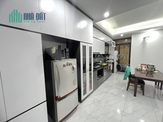 Bán nhà 82m2 6 phòng phố Ngọc Thụy, Long Biên Thang máy Gara Ô tô 7 chỗ 8.2 Tỷ