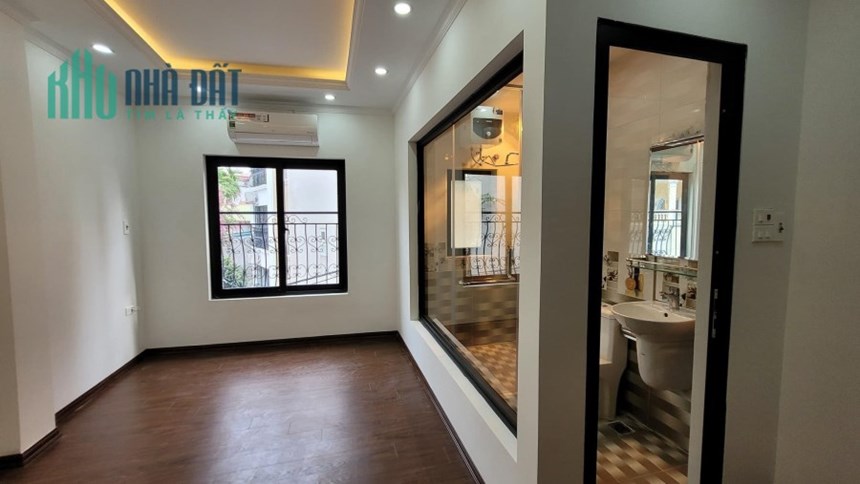 Bán ngôi nhà 41m2 phố Bồ Đề, Long Biên Thang máy Gara Ô tô 6 ngủ 6.1 Tỷ