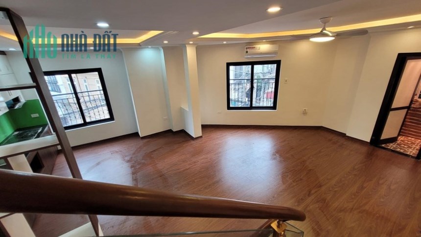 Bán nhà 41m2 phố Bồ Đề, Long Biên Thang máy XỊN Gara Ô tô 7 chỗ 6 phòng ngủ 6.2 Tỷ