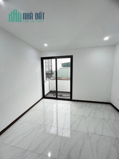 Bán căn nhà 42m2 phố Bồ Đề, Long Biên Thang máy XỊN Gara Ô tô 7 chỗ 6 phòng 6.4 Tỷ