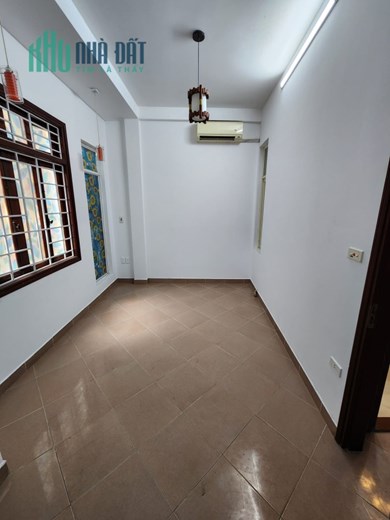 Hiếm! Nhà riêng Nguyễn Ngọc Vũ 4 tầng 4 PN view hồ, ô tô đỗ cổng chỉ 5.45 tỷ