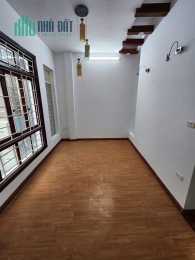 Hiếm! Nhà riêng Nguyễn Ngọc Vũ 4 tầng 4 PN view hồ, ô tô đỗ cổng chỉ 5.45 tỷ