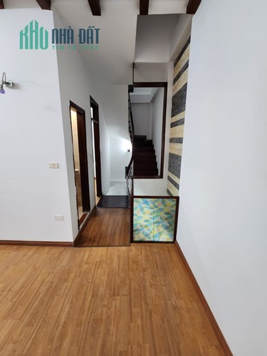 Hiếm! Nhà riêng Nguyễn Ngọc Vũ 4 tầng 4 PN view hồ, ô tô đỗ cổng chỉ 5.45 tỷ